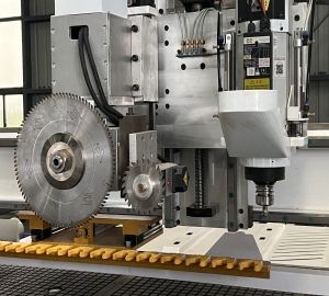 Advantages of CNC Router with Cutting Saw Blade