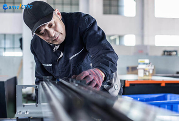 What should we pay attention to when use a fiber laser cutting machine?